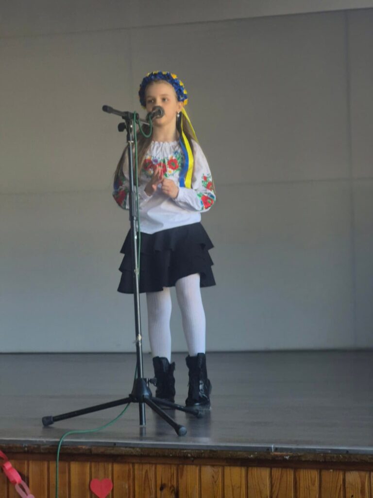 Дівчинка у вишиванці та віночку на події Шевченківські читання у ліцеї