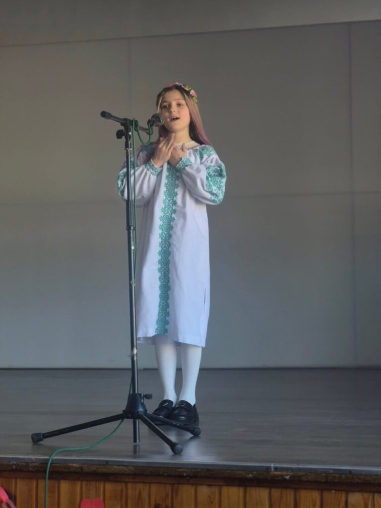 Учениця у білій сукні з вишивкою на Шевченківські читання у ліцеї