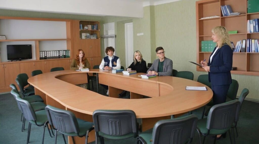 Учні проходить співбесіду з керівництвом Кременчуцького ліцею 11