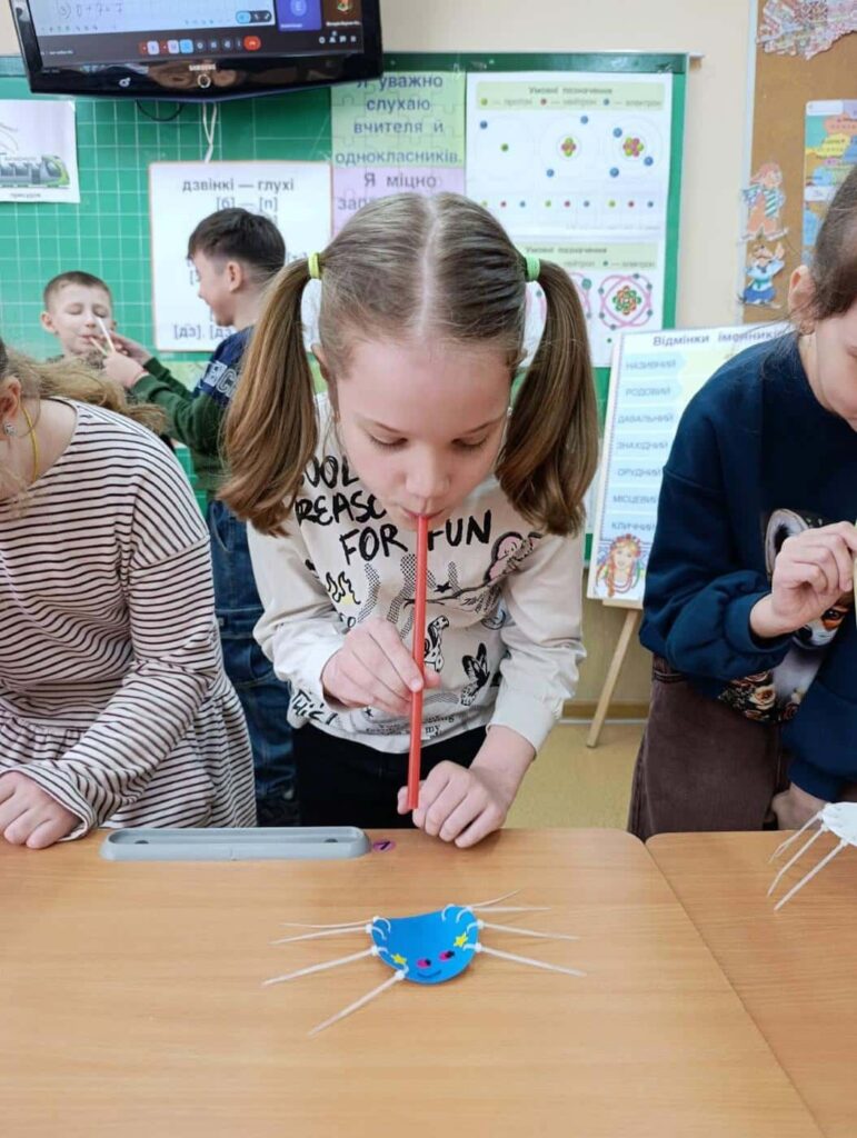 Учениця 2-А класу Кременчуцького ліцею № 11 під час STEM-дослідження