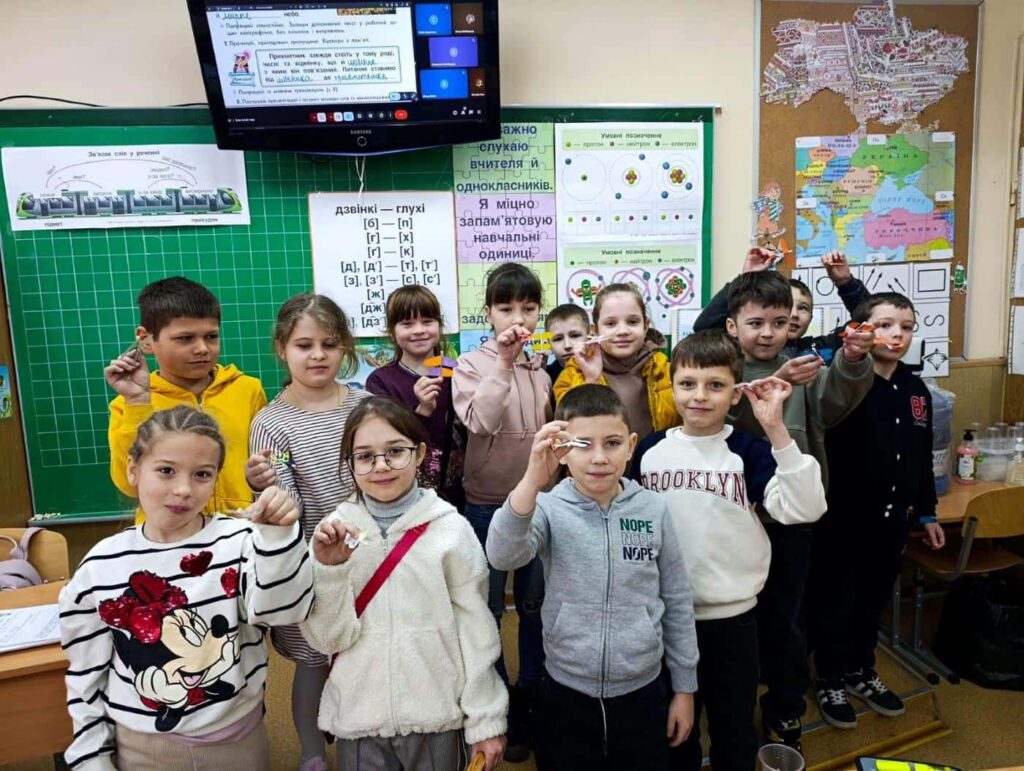 Учні 2-А класу презентують власноруч створених павуків під час Інженерного тижня у ліцеї