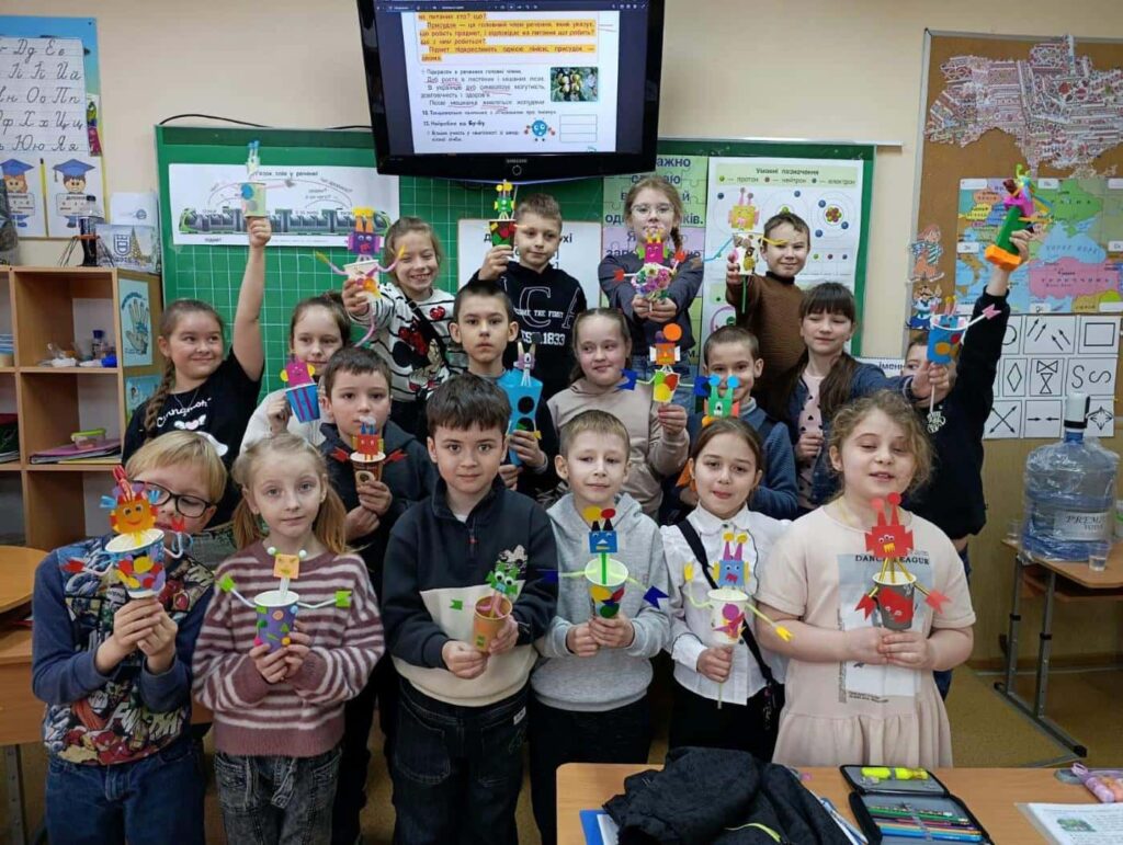 Загальне фото всього 2-А класу з роботами, створеними під час заходу Інженерний тиждень у ліцеї