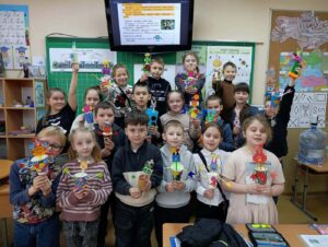 Загальне фото всього 2-А класу з роботами, створеними під час заходу Інженерний тиждень у ліцеї