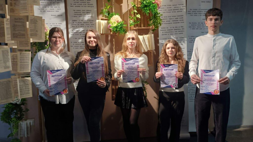Переможці МАН Кременчуцький ліцей 11 з дипломами