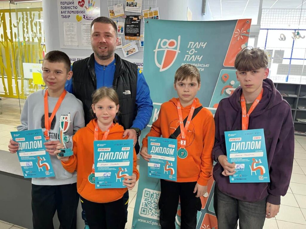 Учні та наставник, які розвивають шахи в ліцеї Гарант