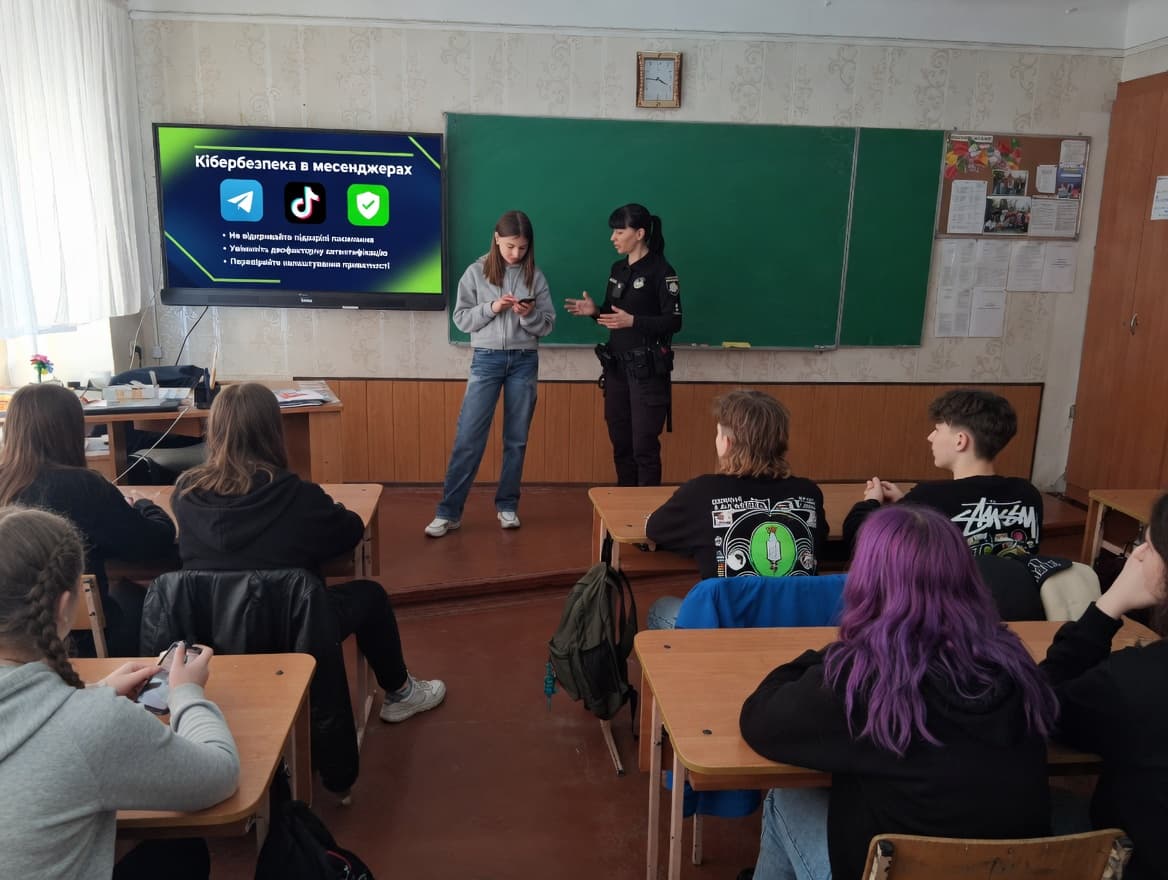 Офіцер СОБ Марина Олегівна Єрьоміна навчає кібербезпеці підлітків у месенджерах