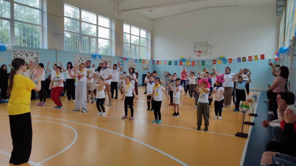 Енернійна розминка на святі Тато мама я спортивна сім'я