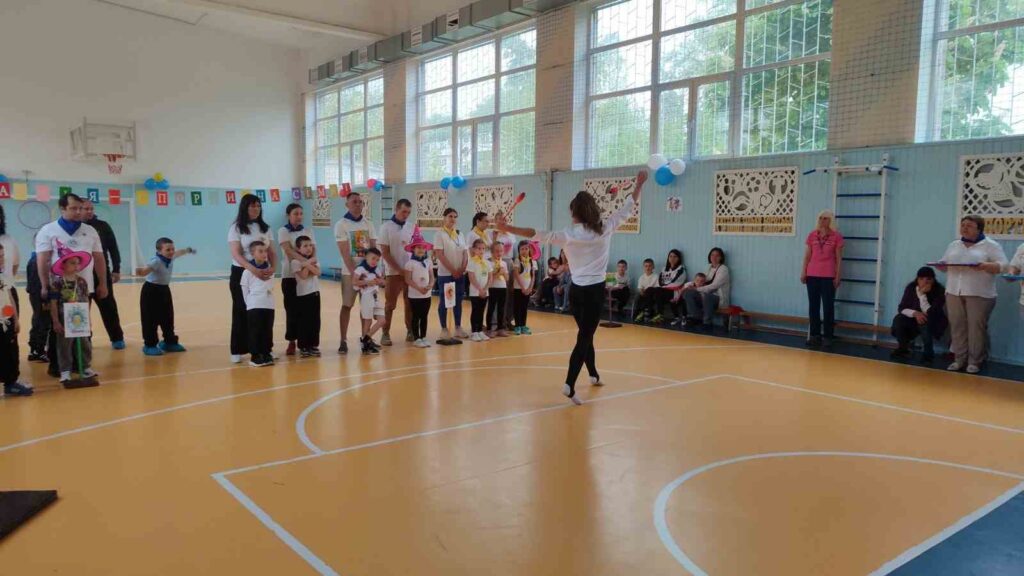 Виступ гімнастки на святі Тато мама я спортивна сім'я