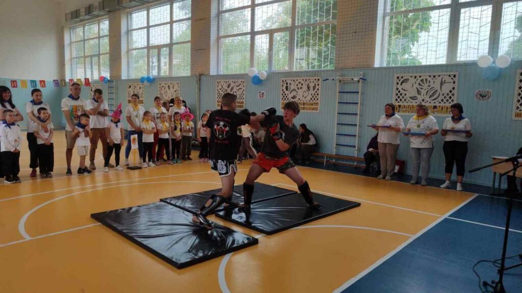 Показовий виступ з боксу Тато мама я спортивна сім'я