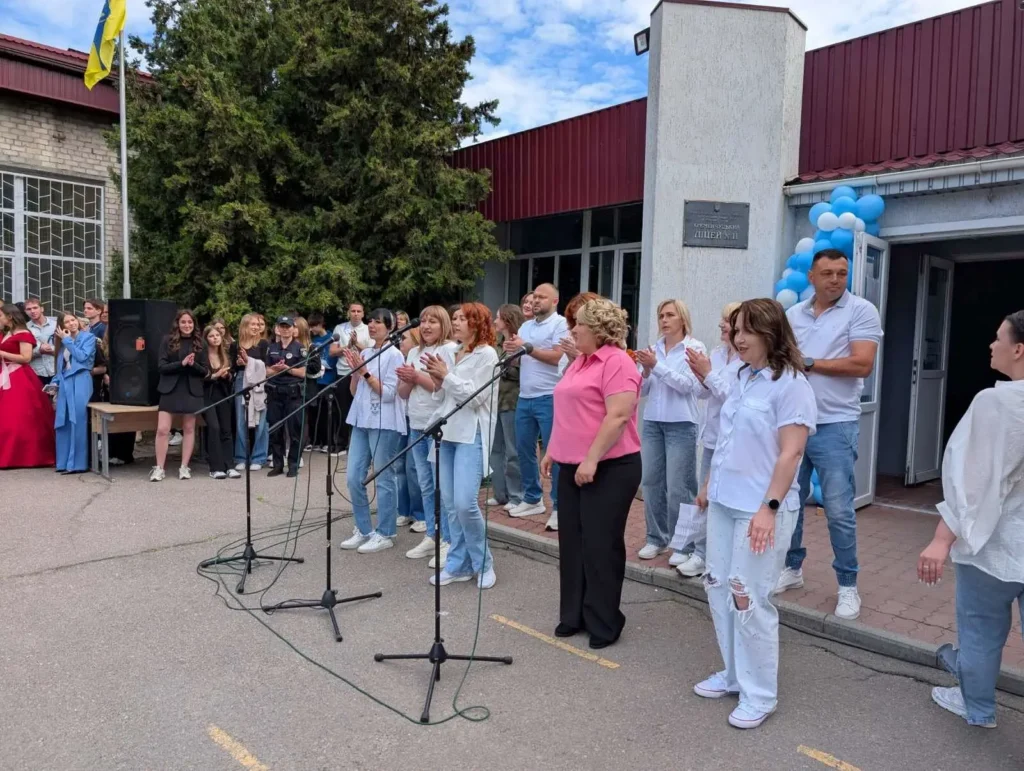 Спільний музичний виступ та щирі привітання від батьків, які підтримують випускників ліцею Гарант 2026 року.