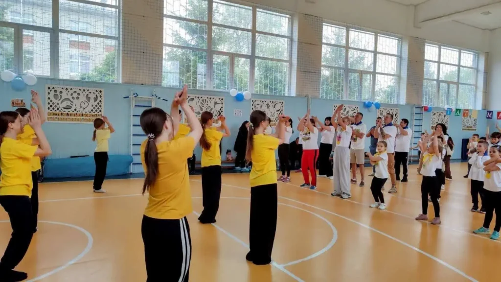 Здоровий спосіб життя в школі — учні ліцею 11 на руханці.