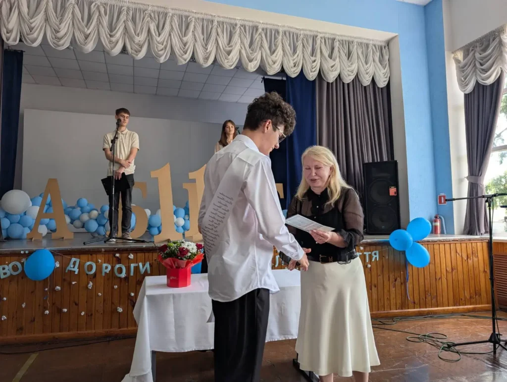 Урочистий момент нагородження, випускники Кременчуцького ліцею 11.