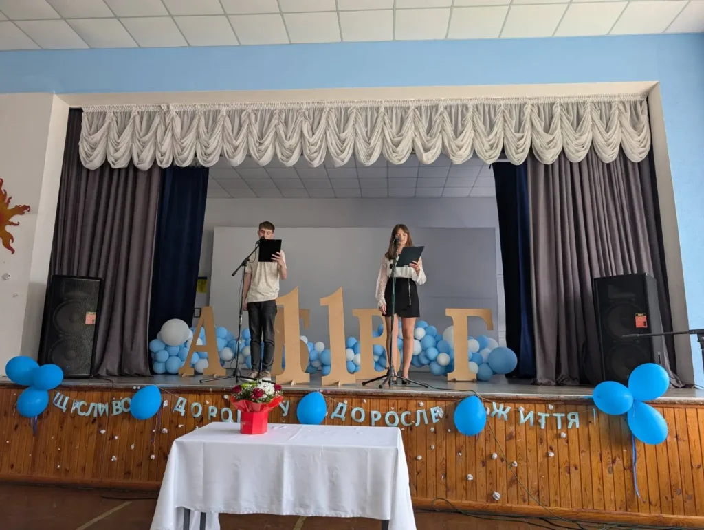 Ведучі та адміністрація, випускники Кременчуцького ліцею 11 слухають виступи