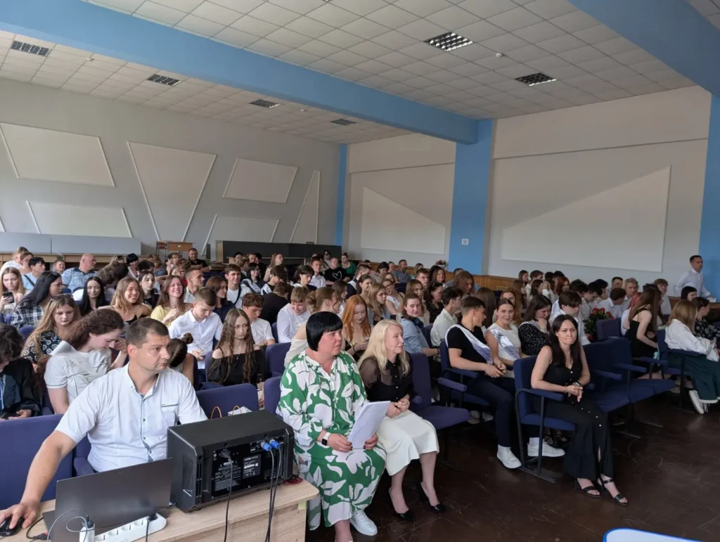 Урочисті збори в залі, де присутні випускники Кременчуцького ліцею 11