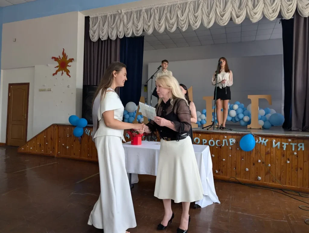 Вручення документа про освіту, випускники Кременчуцького ліцею 11 на сцені
